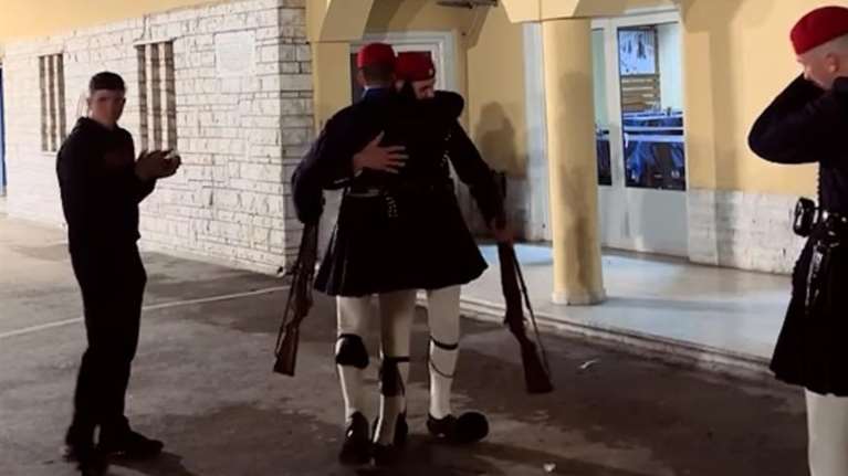 Συγκινητικό βίντεο: Σε δάκρυα ξέσπασαν Εύζωνες κατά την τελευταία υπηρεσία τους