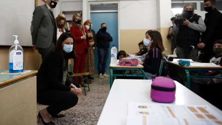 Το &quot;δώρο&quot; ενός δασκάλου στους μαθητές του που συγκίνησε τη Νίκη Κεραμέως