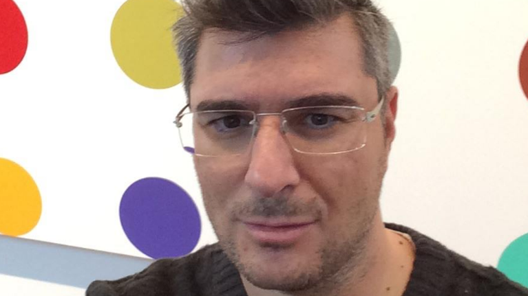 Ο Νίκος Μωραΐτης αφιερώνει τραγούδι στη &quot;Νέα Αριστερά&quot; : &quot;Ν.Αρι. Ν.Αρι. να πατώσετε μακάρι&quot;