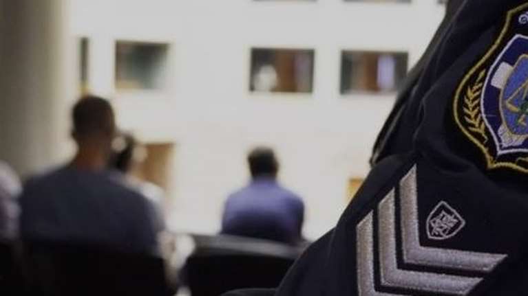 Χειροπέδες και σε δεύτερο αστυνομικό της Βουλής για ενδοοικογενειακή βία: Απειλούσε την πρώην σύζυγό του από το 2019