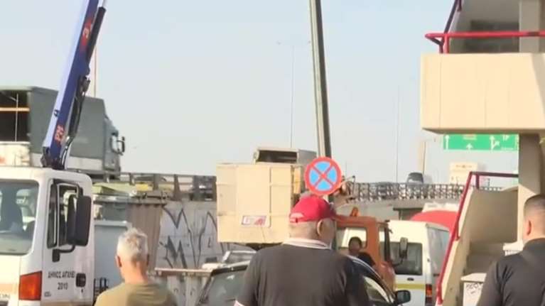 Η απίστευτη ιστορία που προηγήθηκε του τροχαίου στον Κηφισό: Ο ταξιτζής κυνηγούσε γυναίκα Ρομά που τον είχε κλέψει [βίντεο]