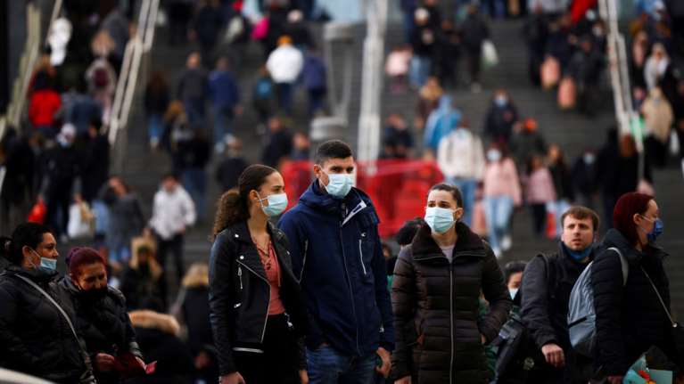 Έρευνα: Γιατί τα συμπτώματα long covid χτυπούν περισσότερο τις γυναίκες- Ποιοι κινδυνεύουν