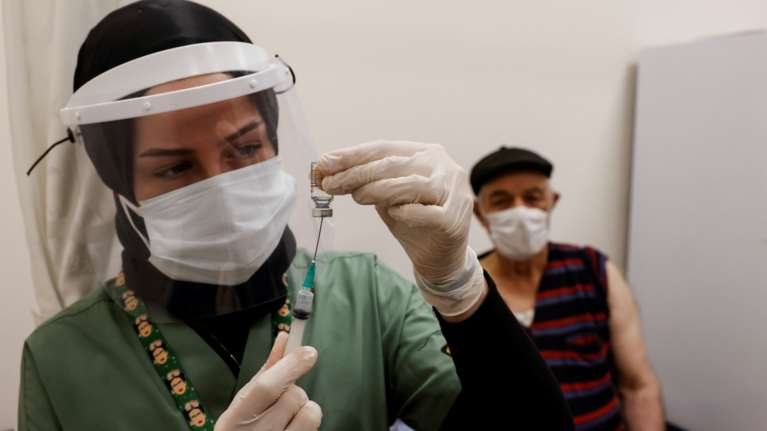 Τουρκία: Εμβολιάζει τους εκπαιδευτικούς και ανοίγει τα σχολεία