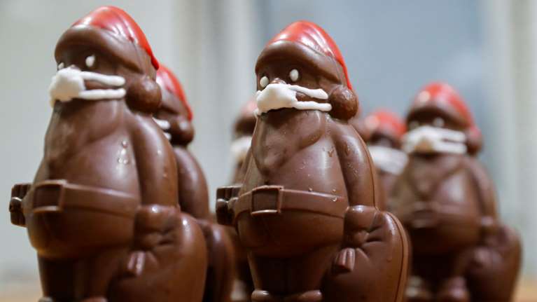 &quot;Ξεπουλάει&quot; εργαστήριο ζαχαροπλαστικής στην Ουγγαρία - Φτιάχνει σοκολατένιους Άγιους Βασίληδες με μάσκα!