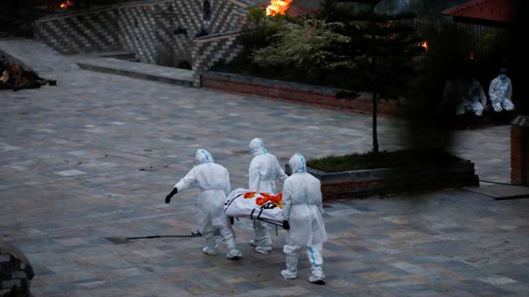 Κορονοϊός: &quot;Μαύρη&quot; Τρίτη με 130 νέους θανάτους - 700 διασωληνωμένοι και 5.736 κρούσματα