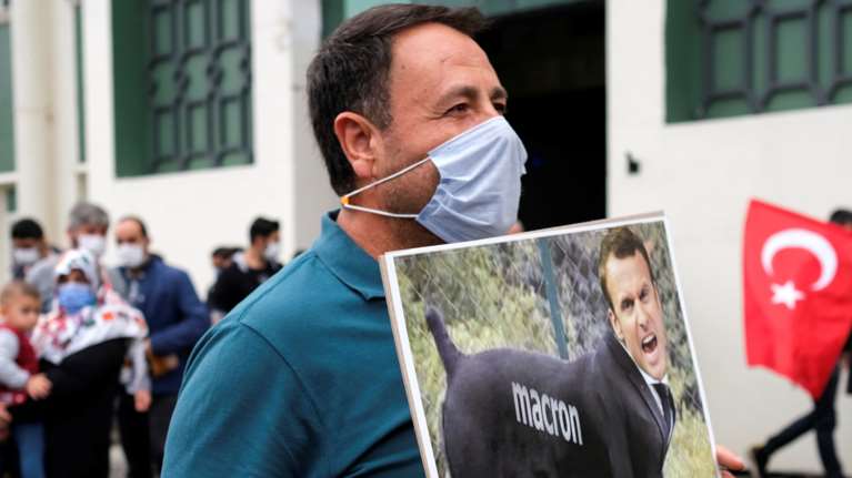 Η Αλ Κάιντα απειλεί τον Μακρόν: &quot;Δικαίωμά μας να σκοτώνουμε όποιον προσβάλλει τον Μωάμεθ&quot;