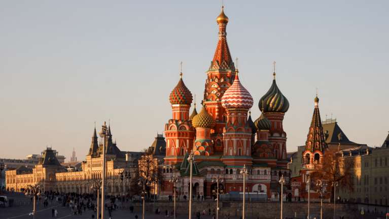 Κρεμλίνο: &quot;Χουλιγκανισμός&quot; η αντιπολεμική διαμαρτυρία γυναίκας στην κρατική ρωσική τηλεόραση