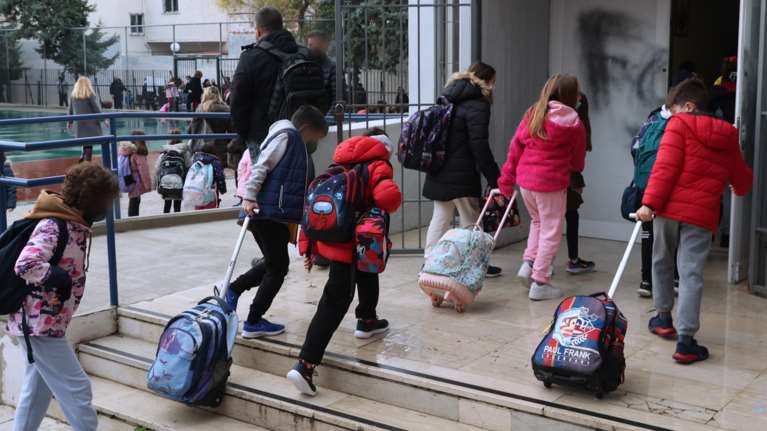 Σχολεία: Επιστροφή στα θρανία χωρίς self test τη Δευτέρα - Όλες οι αλλαγές για μαθητές και εκπαιδευτικούς