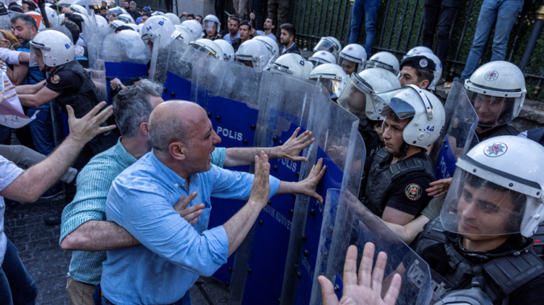 Τουρκία: Αγρια επεισόδια και 200 συλλήψεις στην πλατεία Ταξίμ - &quot;Να φύγει ο Ερντογάν&quot;, φώναζαν οι διαδηλωτές