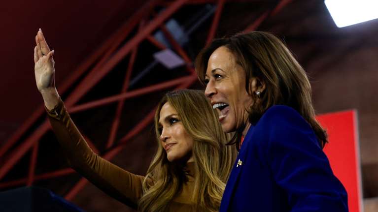 Στο πλευρό της Κάμαλα Χάρις και η Τζένιφερ Λόπεζ: &quot;Ο Τραμπ προσέβαλε κάθε Λατίνο στις ΗΠΑ&quot; [βίντεο]