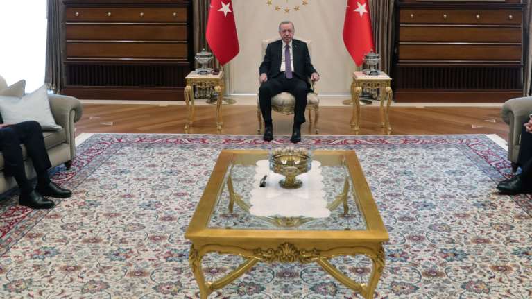 Σε εξέλιξη η συνάντηση του Ερντογάν με τον Δένδια- Τι επιδιώκει ο Τούρκος πρόεδρος