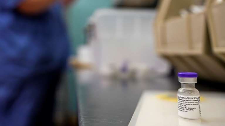 Εμβόλιο Pfizer: Τον Σεπτέμβριο του 2021 θα ολοκληρωθεί η διανομή των δόσεων στην ΕΕ