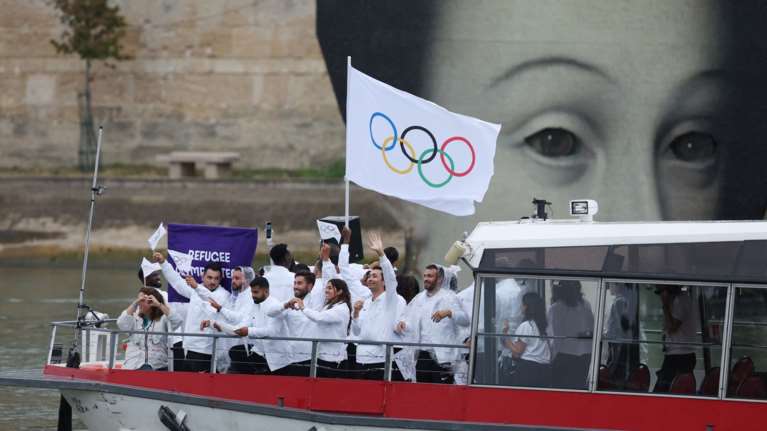 Ολυμπιακοί Αγώνες 2024: Αποθέωση και καθολικό χειροκρότημα για την αποστολή των προσφύγων