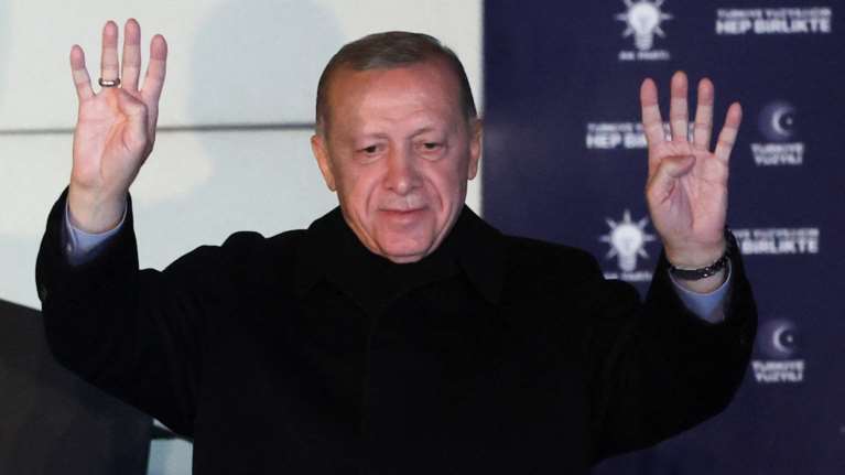 Εκλογές-Τουρκία: Νίκη Ερντογάν και μάλιστα &quot;καθαρή&quot; δίνουν οι δημοσκοπήσεις- Οι επενδυτές ανησυχούν