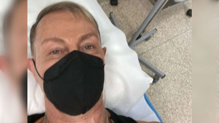 Βασίλειος Κωστέτσος για επίθεση στο Σύνταγμα: Ένα μπουκάλι μου ήρθε στο κεφάλι και έπεσα με τα μούτρα [Βίντεο]