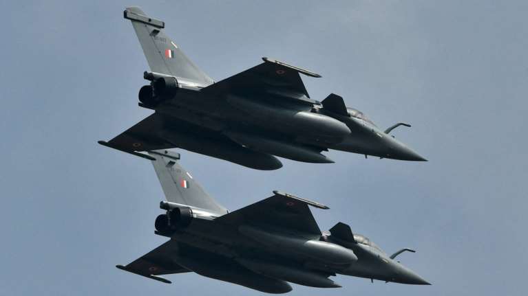 Μία ανάσα πριν τον όλεθρο Ινδία και Πακιστάν: Δεκάδες οι νεκροί άμαχοι, έκκληση για αυτοσυγκράτηση από τις ΗΠΑ