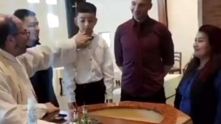 Απίστευτος πιτσιρικάς άφησε άφωνο τον ιερέα στη βάφτισή του: Μπέρδεψε τον χριστιανό με τον... Κριστιάνο Ρονάλντο