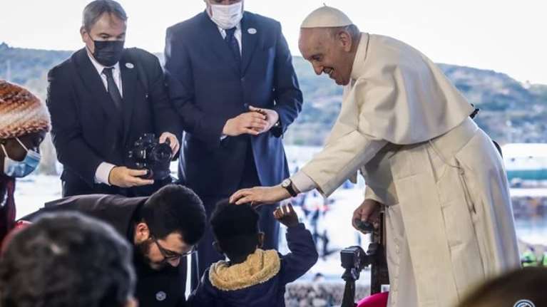 Ο Πάπας Φραγκίσκος υποδέχθηκε προσφυγόπουλο από τη Λέσβο, στο Βατικανό