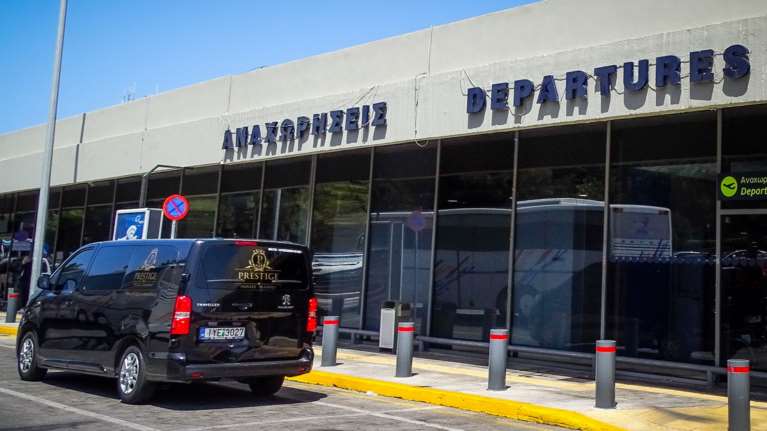 Χάος στη Βρετανία: Τι συμβαίνει με τις πτήσεις ελληνικού ενδιαφέροντος - Καθυστερήσεις και στο αεροδρόμιο της Αθήνας [Βίντεο]