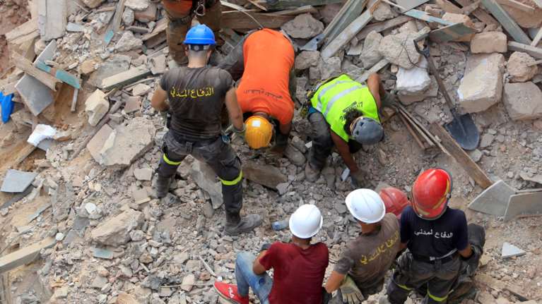 Εκρηξη στη Βηρυτό: Εντοπίστηκαν ίχνη ζωής μετά από ένα μήνα - Διασώστες σκάβουν με γυμνά χέρια [εικόνες - βίντεο]