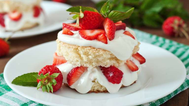 Γρήγορο μαμαδίστικο γλυκό ψυγείου με φρυγανιές - Νόστιμο και έτοιμο σε 15 λεπτά