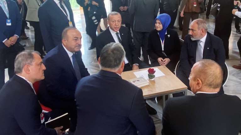 Times για Ερντογάν στη σύνοδο της Πράγας: &quot;Κανείς δεν ήθελε να καθίσει δίπλα σε έναν άξεστο&quot;