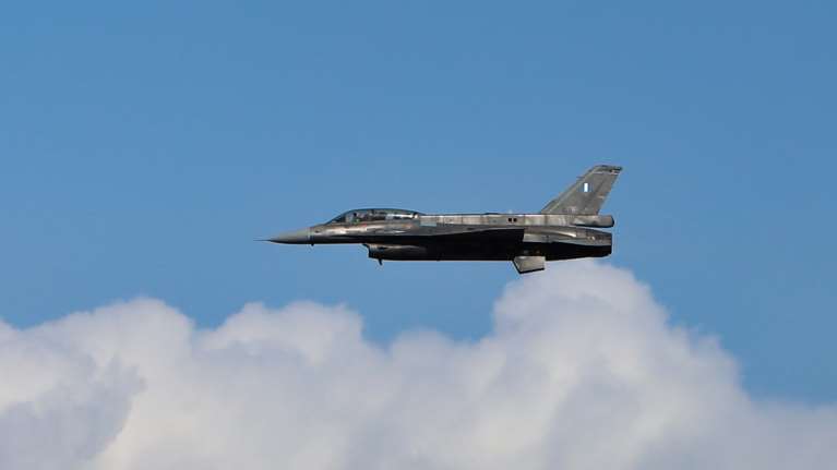 Εξηγήσεις ζητά ο ΣΥΡΙΖΑ για το δημοσίευμα που &quot;στέλνει&quot; ελληνικά F-16 στην Ουκρανία- &quot;Ουδέν ζήτημα&quot; απαντά το ΥΕΘΑ