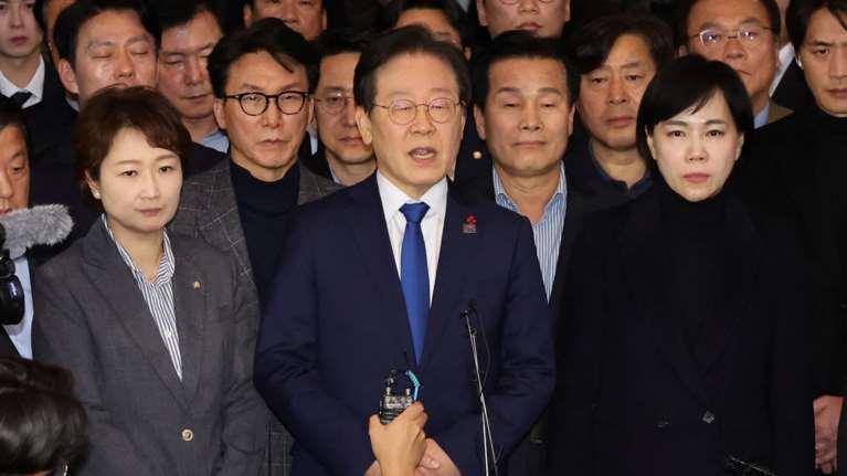 Ν. Κορέα: Ποιος είναι ο πρόεδρος που κήρυξε στρατιωτικό νόμο - Οι εκλογές-θρίλερ και το σκάνδαλο με την τσάντα Dior