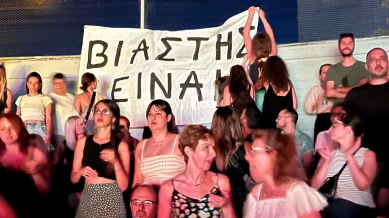 Πανό για τον Λιγνάδη και στη συναυλία του Σωκράτη Μάλαμα στη Λάρισα: "Βιαστής είναι" [εικόνες]