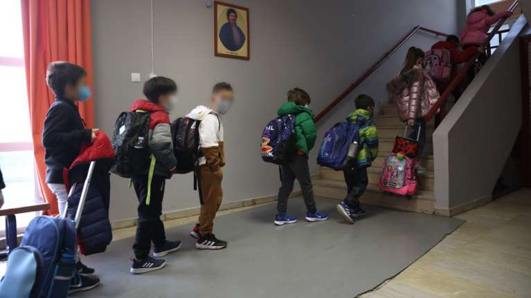 Έτσι ανοίγουν ξανά από αύριο τα σχολεία: Χωρίς self test, αλλά με μάσκες