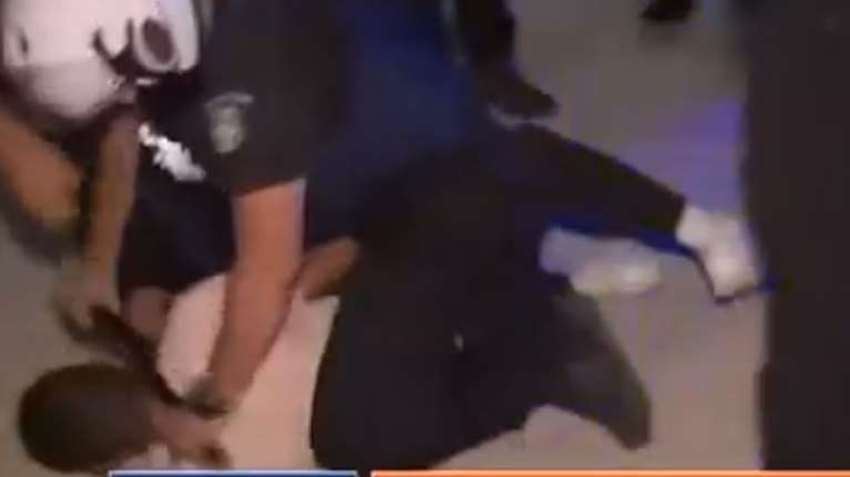 Αστυνομικός πίεζε με γκλοπ τον λαιμό διαδηλωτή - Βίντεο ντοκουμέντο από τα επεισόδια στη Λάρισα