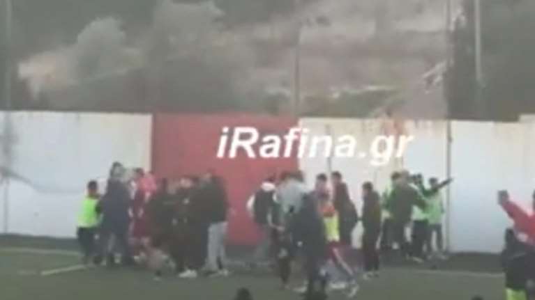 Απίστευτο ξύλο σε αγώνα της Γ’ Εθνικής – Τραυματίστηκαν δύο ποδοσφαιριστές [βίντεο]