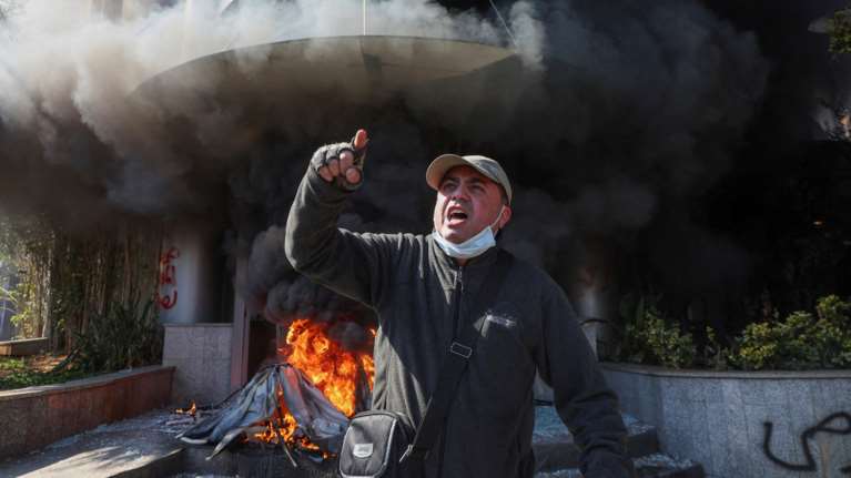 Χάος στον Λίβανο: Καταθέτες έσπασαν και πυρπόλησαν τράπεζες στη Βηρυτό λόγω των capital controls