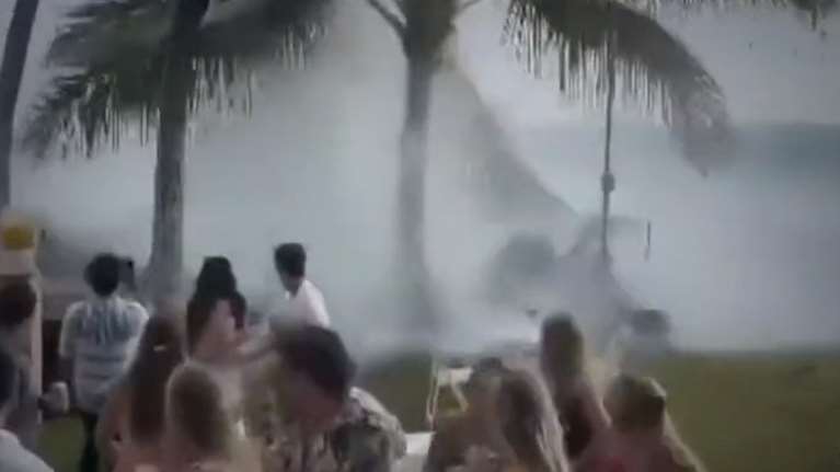 Ετρεχαν και δεν έφταναν: Πελώριο κύμα... κουκούλωσε γαμήλιο πάρτι στη Χαβάη [βίντεο]