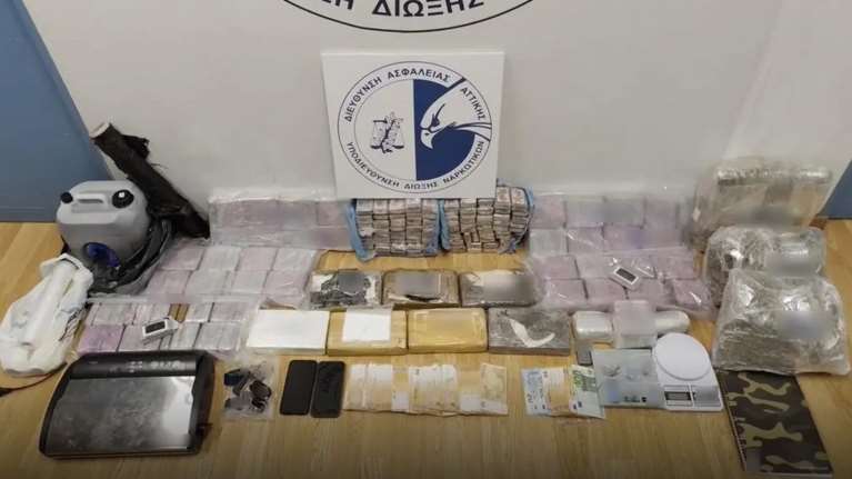 Συνέλαβαν 28χρονο στα Β. Προάστια με 38 κιλά κάνναβης και επτά κιλά κοκαΐνης