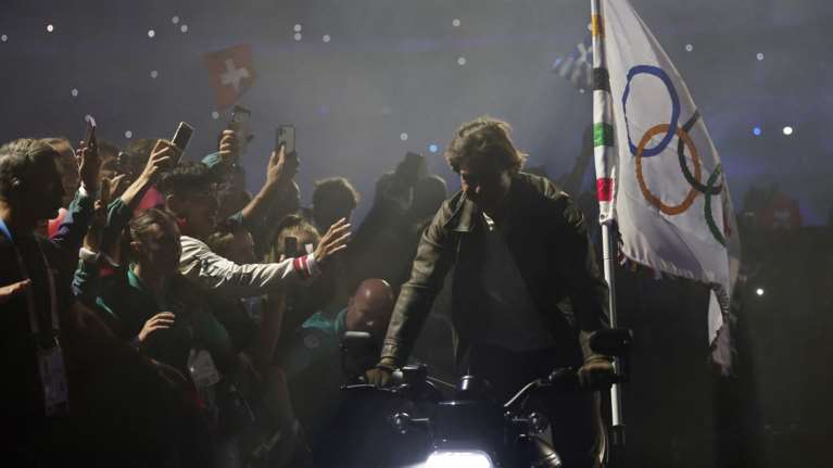 Η τελετή λήξης των Ολυμπιακών Αγώνων 2024: Ο Τομ Κρουζ πήρε τη Σημαία και έφυγε για το Λος Άντζελες