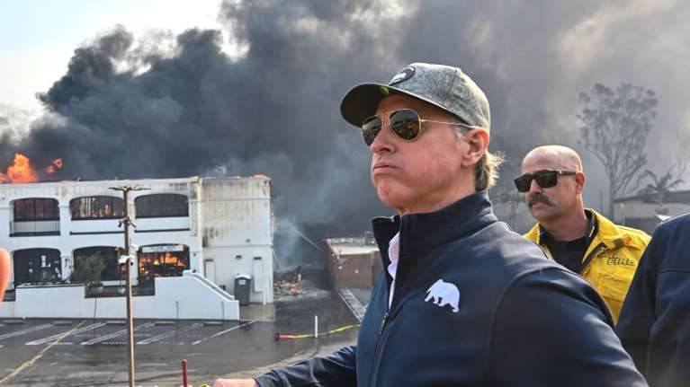 Κυβερνήτης Καλιφόρνια: Η χειρότερη φυσική καταστροφή στην ιστορία των ΗΠΑ - &quot;Έλα να δεις μόνος σου&quot; απαντά στον Τραμπ που τον κατηγορεί