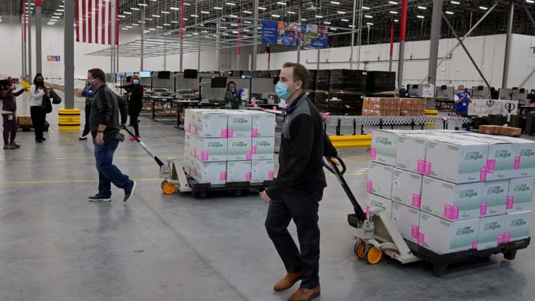 ΗΠΑ: Ξεκίνησε η μεταφορά των εμβολίων της Moderna από τις κρατικές αποθήκες - Αύριο το πρώτο εμβόλιο [εικόνες]