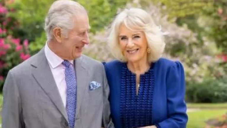 Κάρολος και Καμίλα αγκαζέ στους κήπους του Μπάκιγχαμ - Η ξεχωριστή επέτειος του γάμου τους