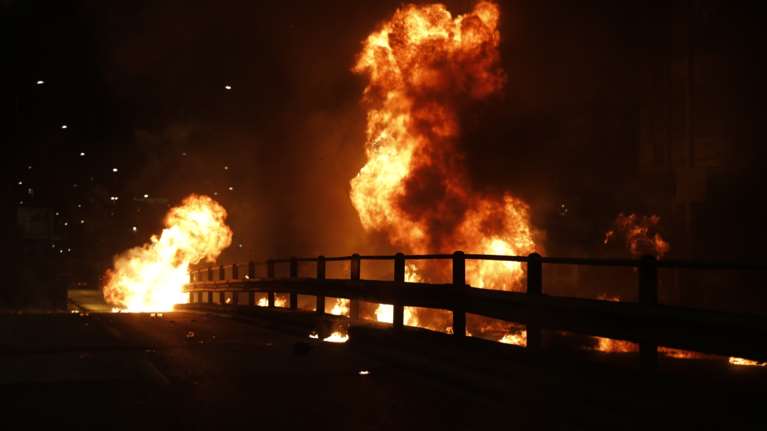 Νέος Κόσμος: &quot;Εκρηκτική&quot; Ανάσταση με δεκάδες μολότοφ και βεγγαλικά [εικόνες-βίντεο]