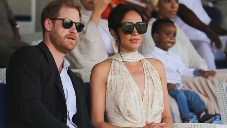 Η Μέγκαν Μαρκλ τα έκανε θάλασσα στη Νιγηρία: Πήγε στο γήπεδο με αποκαλυπτικό glam φόρεμα και γόβες στιλέτο