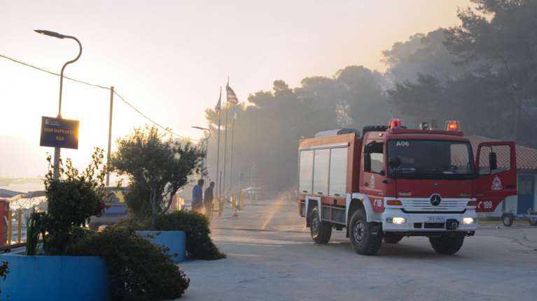 Φωτιά στον Σχίνο Κορινθίας: Πού έχει διακοπεί η κυκλοφορία