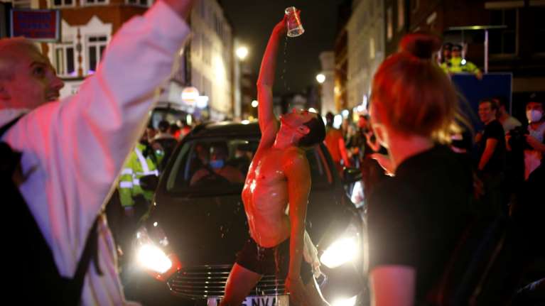 Λονδίνο: Ξέφρενα πάρτι και συνωστισμός - Οι Βρετανοί γιόρτασαν έξαλλα την άρση της καραντίνας [Βίντεο+εικόνες]