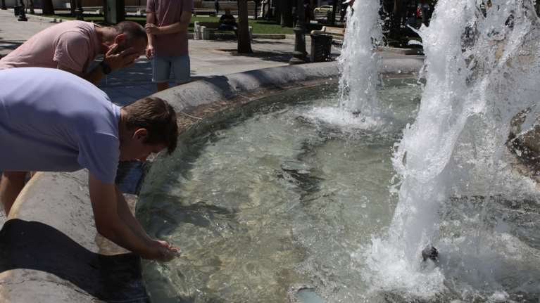 Ξεκίνησε ο καύσωνας: Ποιες περιοχές &quot;χτύπησαν&quot; κόκκινο στις 3 το μεσημέρι - Πού καταγράφονται οι υψηλότερες θερμοκρασίες