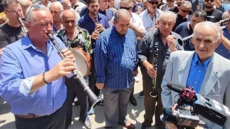 Πετρολούκας Χαλκιάς: Tο συγκινητικό τελευταίο αντίο στον σπουδαίο κλαρινίστα - Με κλαρίνα και το μοιρολόι της Μαριόλας [βίντεο]