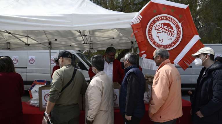 Καθαρά Δευτέρα: Κούλουμα στη Φρεαττύδα για τους Πειραιώτες - Σαρακοστιανά και λαγάνες πρόσφερε η ΠΑΕ Ολυμπιακός [Εικόνες]