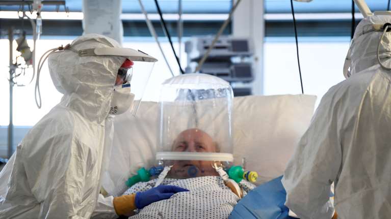 Τι προκαλεί ο κορονοϊός στους πνεύμονες - Έλληνας καθηγητής του Johns Hopkins εξηγεί [βίντεο]