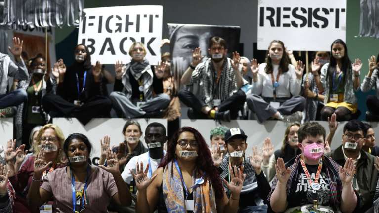 COP29: Σκηνές χάους στις συνομιλίες για το κλίμα - Αποχώρησαν δεκάδες αντιπρόσωποι [εικόνες]