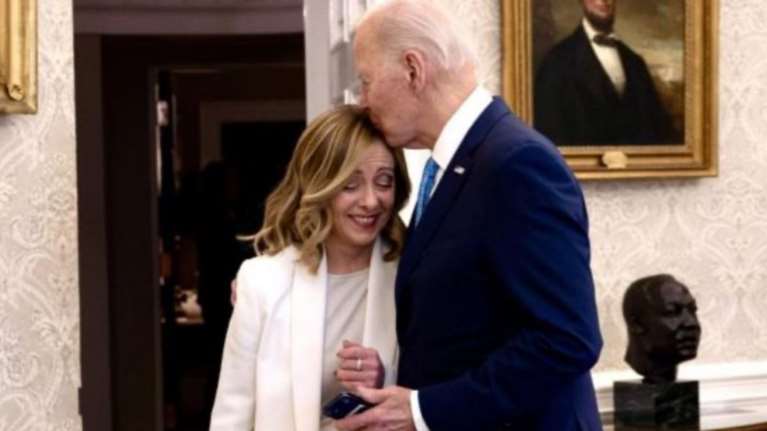 Viral το φιλί του Τζο Μπάιντεν στην Τζόρτζια Μελόνι - Οι αντιδράσεις για την κίνηση του Αμερικανού Προέδρου [βίντεο]