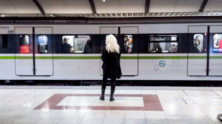 Μέσα Μαζικής Μεταφοράς: Πρόστιμο 100 ευρώ για όσους δεν έχουν εισιτήριο, έως €40.000 για τις φθορές - Τι αλλάζει